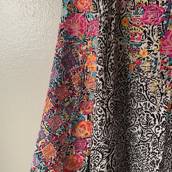 Women’s Blouse Savanna Jane. Size L. Black & White. Flowers Embroidered. - Picture 3 of 9